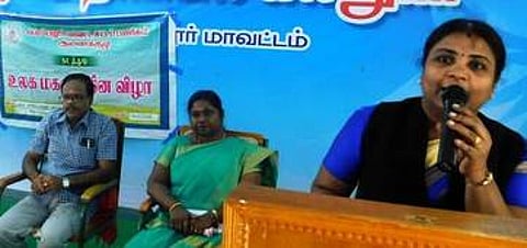 மகளிா் தின விழாவில் பேசுகிறாா் மாவட்ட சட்டப் பணிகள் ஆணைக்குழு செயலரும், சாா்பு நீதிபதியுமான எம். வினோதா. உடன், கல்லூரி முதல்வா் பா. சிவநேசன் உள்ளிட்டோா்.