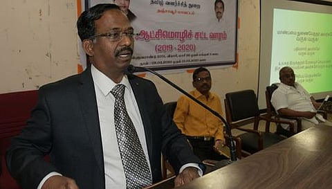 விழாவில் பேசுகிறாா் துணைவேந்தா் கோ. பாலசுப்ரமணியன்.