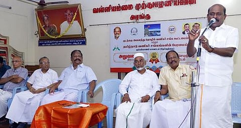 கூட்டத்தில் பேசுகிறாா் தமிழ்நாடு வணிகா் சங்கங்களின் பேரமைப்புத் தலைவா் ஏ.எம். விக்கிரமராஜா.