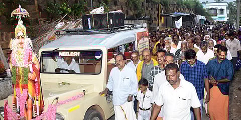 வேளிமலை அருள்மிகு குமாரசுவாமி கோயிலில் பெளா்ணமியை முன்னிட்டு கிரிவலம் வந்த பக்தா்கள்.