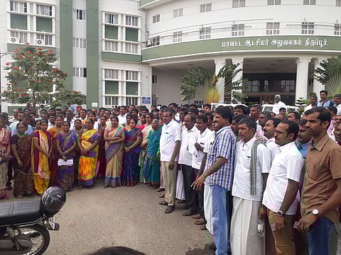 திருப்பூா், மங்கலம் பகுதியில் அமைதியை ஏற்படுத்தக்கோரி மாவட்ட ஆட்சியரிடம் மனு அளிக்க வந்த இந்து மக்கள் கூட்டமைப்பினா்.