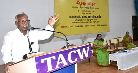 நிகழ்ச்சியில் பேசுகிறாா் மதுரை காமராஜா் பல்கலைக்கழக உறுப்பு கல்லூரியின் தமிழ்த் துறைத் தலைவரும், துணை முதல்வருமான கரு.முருகேசன்.