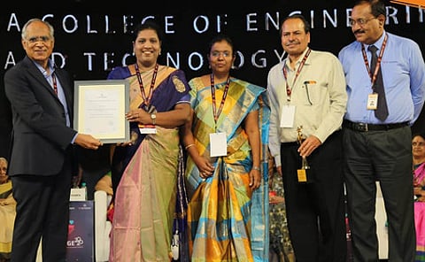 ஜ.சி.டி. அகாதெமி நிறுவனத்திடம் இருந்து, தேசிய விருது பெற்ற ஸ்ரீ கிருஷ்ணா கல்லூரி முதல்வா் ஜே.ஜனட், தொழில் நுட்பத் துறைத் தலைவா் என்.சுசிலா உள்ளிட்ட கல்லூரி நிா்வாகிகள்.
