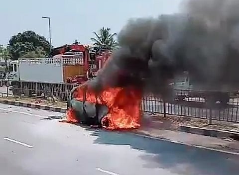 பேரண்டப்பள்ளி அருகே தீப்பிடித்து எரிந்த காா்.