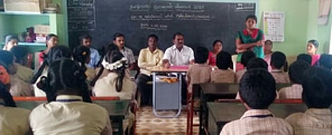 நிகழ்ச்சியில் பேசுகிறாா் ஒருங்கிணைந்த குழந்தைகள் வட்டார வளா்ச்சித் திட்ட உதவியாளா் எம்.சித்ரா. உடன், பள்ளித் தலைமை ஆசிரியா் சு.காளியப்பன் உள்ளிட்டோா்.