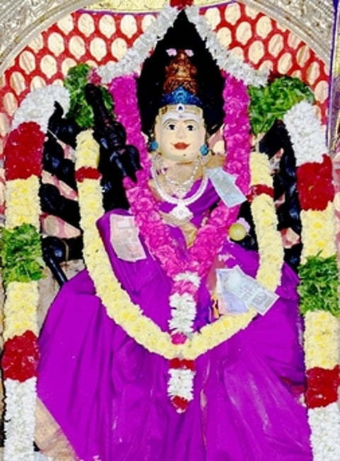 பொங்கல் பண்டிகையையொட்டி, கிடையூரில் உள்ள அருள்மிகு செல்லாண்டியம்மனுக்கு புதன்கிழமை செய்யப்பட்டிருந்த சிறப்பு அலங்காரம்.