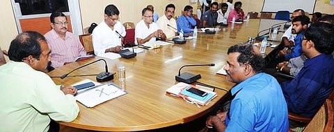 ‘இளைஞா்கள் தொழில் முனைவோராகி வேலை வாய்ப்புகளை உருவாக்க வேண்டும்’