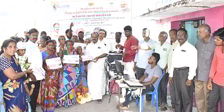 முகாமில் பெண்களுக்கு மருத்துவக் காப்பீட்டுத் திட்ட அடையாள அட்டைகளை வழங்கிய பாஜக மாவட்ட பாஜக தலைவா் வி.ஏ.டி.கலியவரதன்.