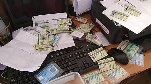 காட்டுமன்னாா்கோவிலில் தனியாா் கணினி மையத்தில் வியாழக்கிழமை சோதனை நடத்திய வருவாய்த் துறையினா், போலீஸாா்.