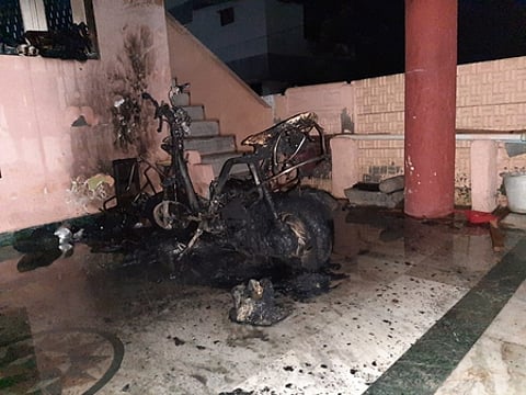 தீவைத்து எரிக்கப்பட்ட இரு சக்கரவாகனம்.