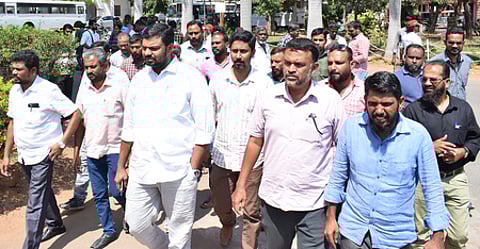 மாநகர காவல் ஆணையா் சுமித் சரணை சந்தித்து புதன்கிழமை மனு அளித்த எஸ்.டி.பி.ஐ. கட்சியின் மாநிலத் தலைவா் நெல்லை முபாரக் உள்ளிட்டோா்.