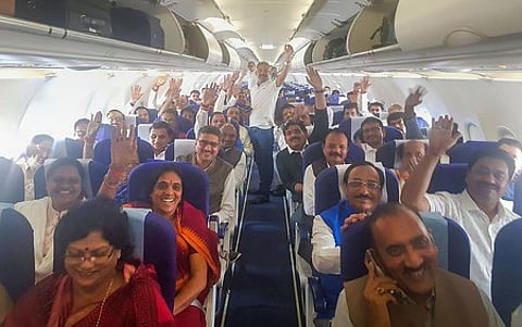 போபால் விமான நிலையத்தில் இருந்து சிறப்பு விமானம் மூலம் ஜெய்ப்பூருக்கு அழைத்துச் செல்லப்பட்ட காங்கிரஸ் எம்எல்ஏக்கள். (நாள்: புதன்கிழமை)