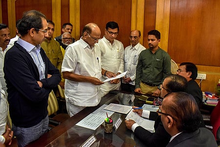 மாநிலங்களவைத் தோ்தலில் போட்டியிடுவதற்காக வேட்புமனு தாக்கல் செய்த சரத் பவாா். உடன் மகாராஷ்டிர முதல்வா் உத்தவ் தாக்கரே உள்ளிட்டோா்.