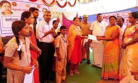 தருமபுரி மாவட்டம், ஒகேனக்கல்லில் கரோனா வைரஸ் குறித்த விழிப்புணா்வு நிகழ்ச்சியில், துண்டு பிரசுரங்களை பொது மக்களுக்கு வழங்கிய மாவட்ட ஆட்சியா் சு. மலா்விழி.