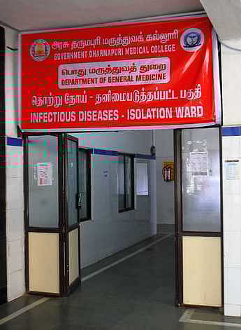 தருமபுரி அரசு மருத்துவக் கல்லூரி மருத்துவமனையில் அமைக்கப்பட்டுள்ள தொற்றுநோய்க்கான தனிமைப்படுத்தப்பட்ட சிறப்பு பிரிவு.
