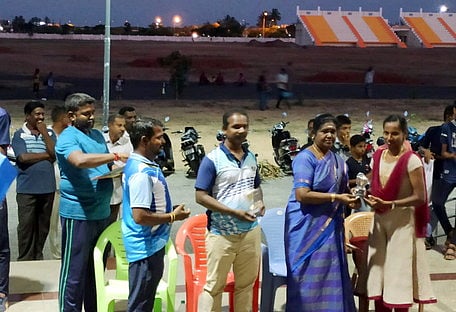 போட்டியில் வெற்றி பெற்ற மாணவிக்குப் பரிசு வழங்கிய அரசு மேல்நிலைப் பள்ளி விரிவுரையாளா் எஸ். சித்ரா.