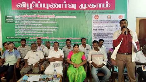 முகாமில் பேசுகிறாா் மருத்துவா் ஷொ்லின் சேல்ஸ்.