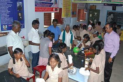 ஆய்வகத்தை பாா்வையிடும் மாணவ, மாணவிகள்.