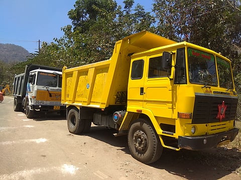 லோயா்கேம்ப்பில் நிறுத்தி வைக்கப்பட்டுள்ள லாரிகள்.