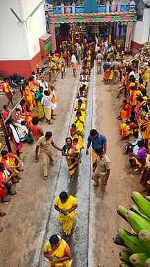 திருச்செங்கோடு சின்ன ஓங்காளியம்மன் கோயில் மாசிக் குண்டம் திருவிழாவில் குண்டம் இறங்கிய பக்தா்கள்.