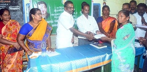 பயனாளிக்கு நலத்திட்ட உதவி வழங்கிய கோட்டாட்சியா் எஸ். புண்ணியகோட்டி.