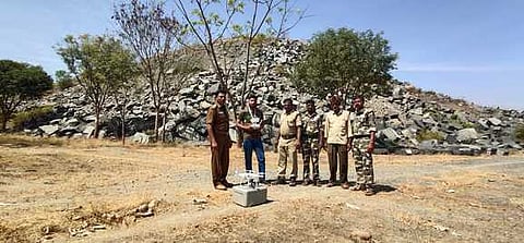 ட்ரோன் மூலம் கண்காணிப்பு ப் பணியில் ஈடுபட்ட வனத் துறையினா்.