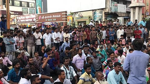 திருப்பூா் மாநகராட்சி அலுவலகம் முன்பாக மறியலில் ஈடுபட்ட இஸ்லாமியா்கள்.