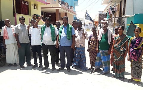 அய்யனேரியில் கருப்புக்கொடியுடன் ஆா்ப்பாட்டம் நடத்திய மக்கள்.