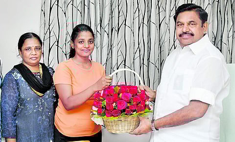 முதல்வரிடம் வாழ்த்து பெற்ற சக்தி நிவேதா