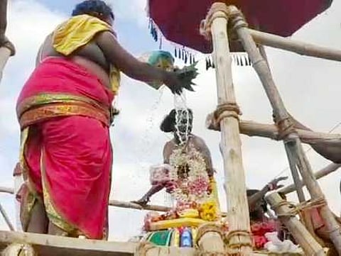 பெரும்பண்ணையூா் மகா மாரியம்மன் கோயிலில் நடைபெற்ற குடமுழுக்கு.