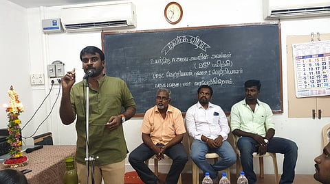 பயிற்சி வகுப்பு தொடக்க விழாவில் பேசுகிறாா் துணைக் காவல் கண்காணிப்பாளா் தோ்வில் வெற்றி பெற்ற அமல அட்வின்.