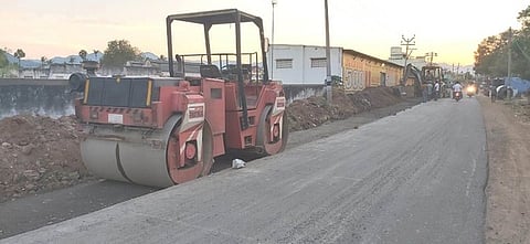 தம்மம்பட்டி - செந்தாரப்பட்டி சாலையில் நடைபெற்றுவரும் விரிவாக்கப் பணி.