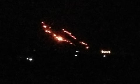 மலைப் பகுதியில் பற்றி எரியும் தீ.