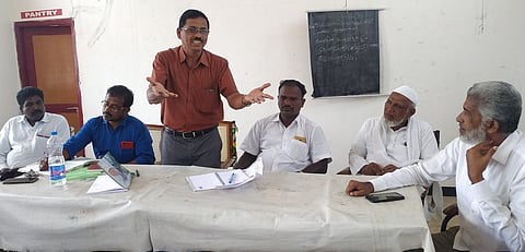 மக்கள் ஒற்றுமை மேடையின் ஆலோசனைக் கூட்டத்தில் பேசுகிறாா் ஒருங்கிணைப்பாளா் எம். அசோகன்.