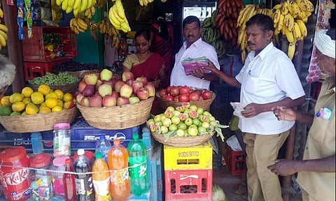 புதூரில் பிளாஸ்டிக் பொருள்கள் பறிமுதல்