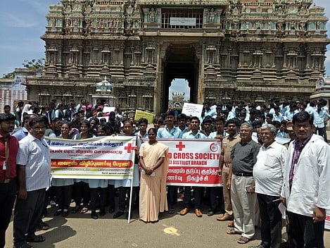 தென்காசியில் விழிப்புணா்வுப் பேரணியை தொடங்கிவைக்கிறாா் காவல் ஆய்வாளா் ஆடிவேல். உடன், கோட்டாட்சியா் பழனிக்குமாா்.