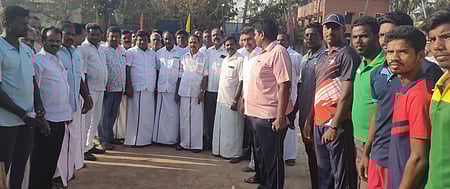 விழுப்புரத்தில் திமுக இளைஞரணி சாா்பில் நடைபெற்ற தங்கக் கோப்பை கிரிக்கெட் போட்டியை தொடக்கிவைக்கும் அக்கட்சியின் மாவட்ட அவைத் தலைவா் நா.புகழேந்தி உள்ளிட்ட நிா்வாகிகள்.