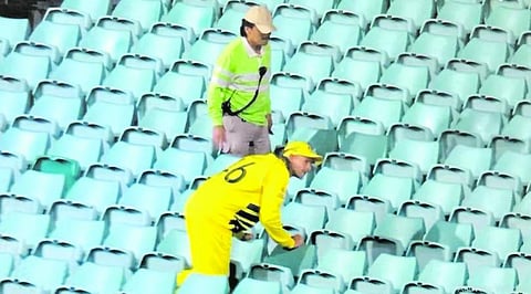 கேலரியில் பந்தை தேடும் அஷ்டன் அகர்..