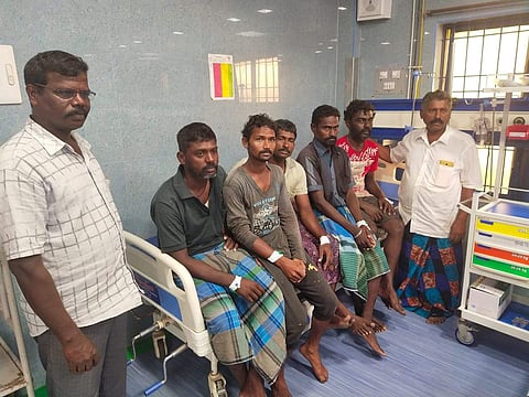 நடுக்கடலில் தத்தளித்த தூத்துக்குடி மீனவர்கள்: விரைந்து மீட்ட கடலோரக் காவல்படை
