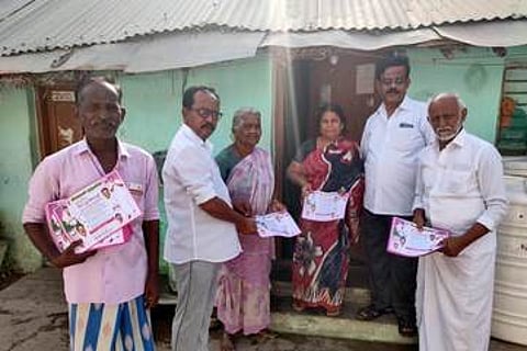 ஆத்தூரில் அ.தி.மு.க. சாதனை விளக்க துண்டுப் பிரசுரங்களை வழங்கிய அ.தி.மு.க. நிா்வாகிகள்.