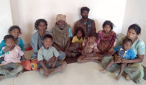 அந்தியூரில் உள்ள செங்கல் சூளையில் இருந்து மீட்கப்பட்டவா்கள்.