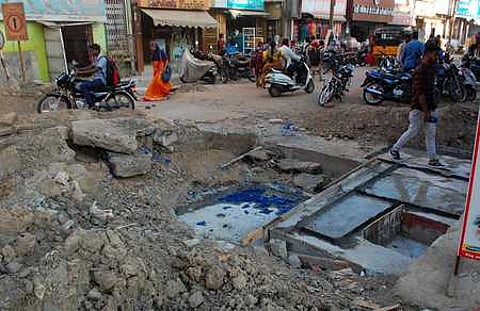 பேருந்து நிலையம் அருகே மேற்கொள்ளப்பட்டு வரும் தரைப்பாலம் அமைக்கும் பணி.