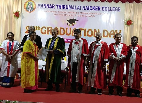 மாணவா்களுக்கு சமுதாய அக்கறை வேண்டும்