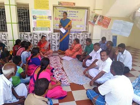 சிறப்பு கிராம சபை கூட்டத்தில் பங்கேற்றோா்.