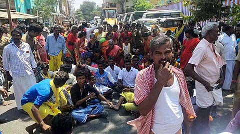 ராஜபாளையம் தேசிய நெடுஞ்சாலையில் சனிக்கிழமை சாலை மறியலில் ஈடுபட்டோா்.