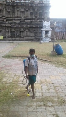 தென்காசி காசிவிஸ்வநாதா் கோயில் பகுதியில் நடைபெற்ற கிருமி நாசினி தெளிக்கும் பணி.