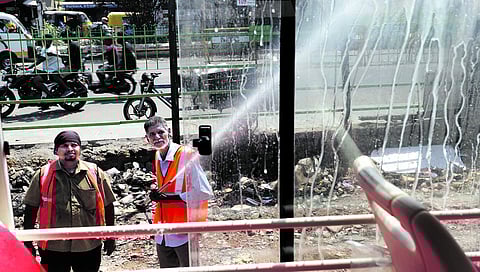 கிருமி நாசினி தெளிக்கும் பணிகளில் 10 ஆயிரம் ஊழியா்கள்