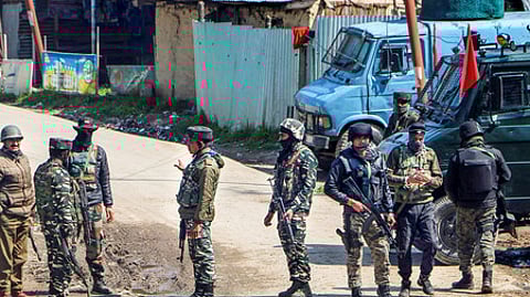 மணிப்பூரில் 10 தீவிரவாதிகள் கைது: பாதுகாப்புப் படையினா் அதிரடி!