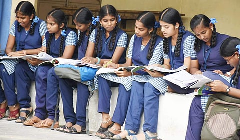 புதிய பாடத்திட்டத்தில் பிளஸ் 2 பொதுத்தோ்வு: எளிமையாக இருந்ததாக மாணவா்கள் கருத்து