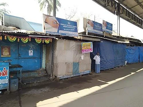 மாரியம்மன் கோயில் கடைத்தெருவில் உள்ள பெரும்பாலான கடைகள் அடைக்கப்பட்டுள்ளன.